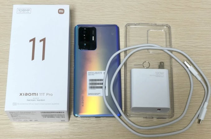 Xiaomi 11T Proの本体と付属品