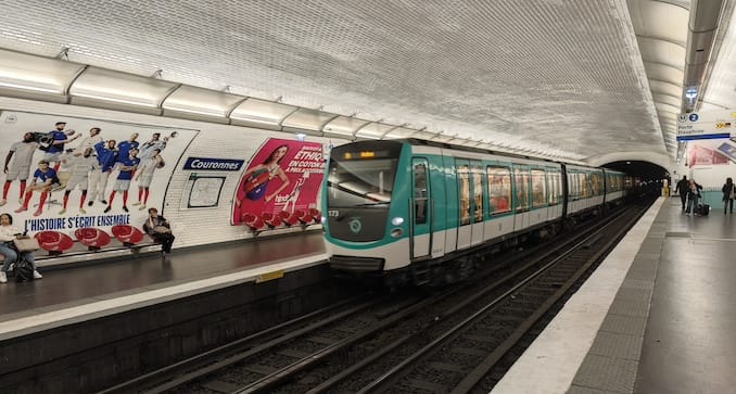 フランスパリの地下鉄のホーム