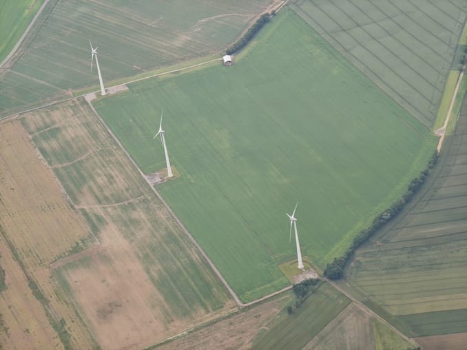 上空からの風力発電の写真