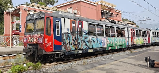 ポンペイ遺跡の小汚い電車