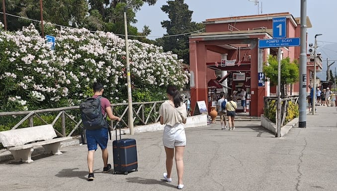 ポンペイ遺跡の駅