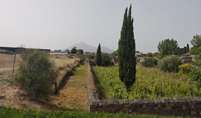 ポンペイ遺跡のヴェスヴィオ山