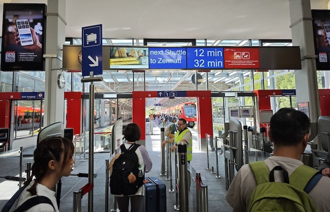 テーシュ駅からツェルマットへの改札