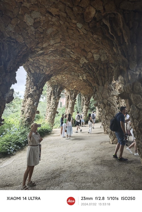 グエル公園の橋の下の洞穴っぽいところ