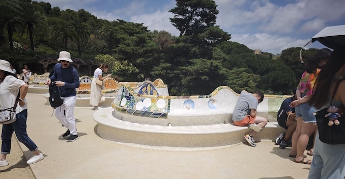 グエル公園の波打つベンチ