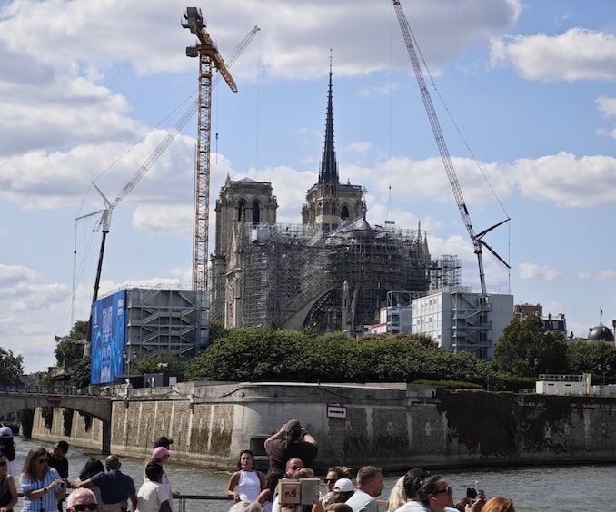 ノートルダム大聖堂の工事中