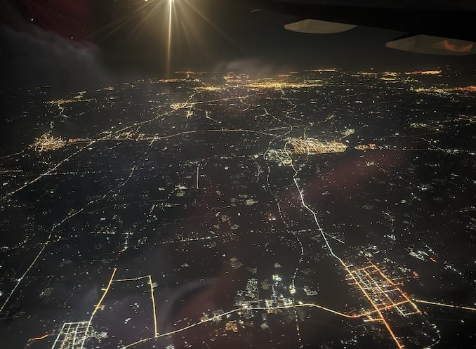 パリから日本までの飛行機の夜の景色