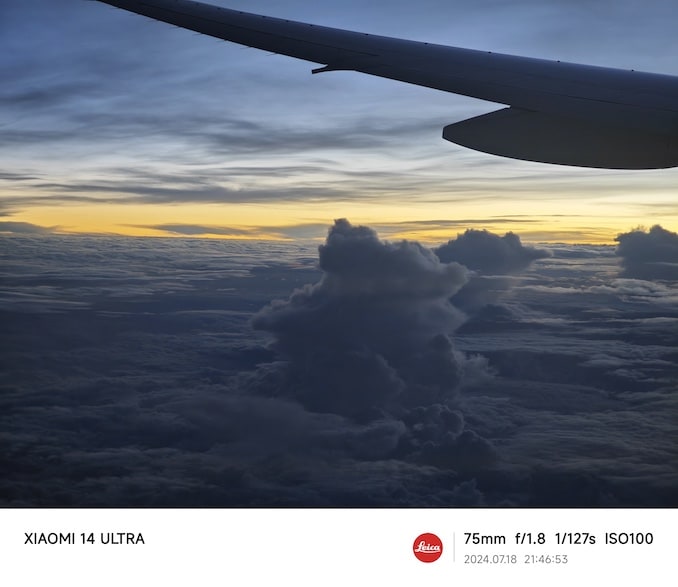 パリから日本までの飛行機の雲の景色