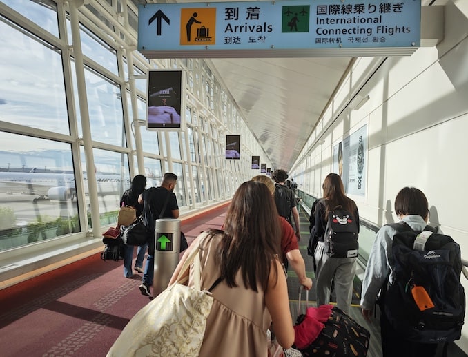 パリから羽田空港に到着