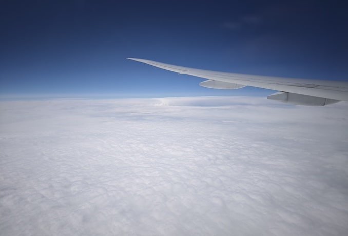 パリから日本までの飛行機の雲の上