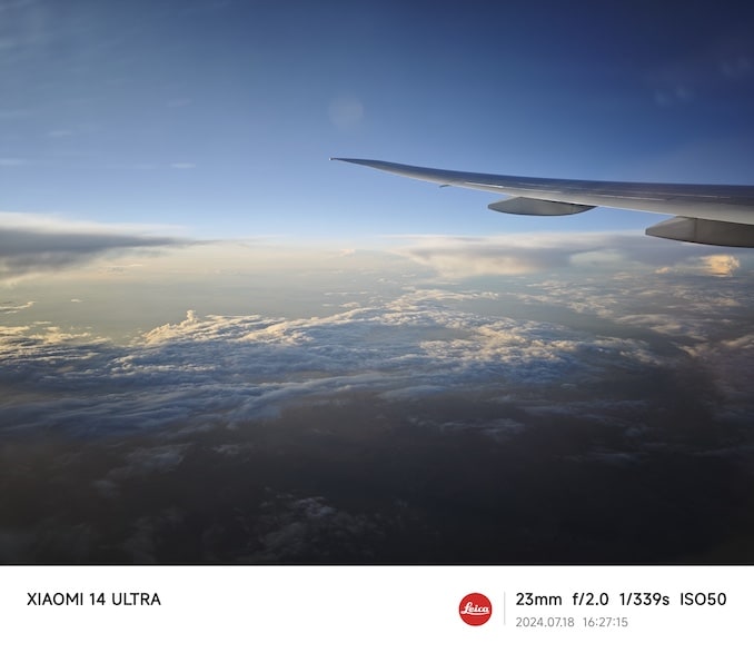 パリから日本までの飛行機の夕暮れの景色