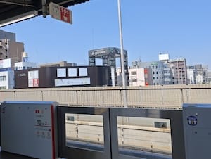 東三国駅から見えるカプセルホテル