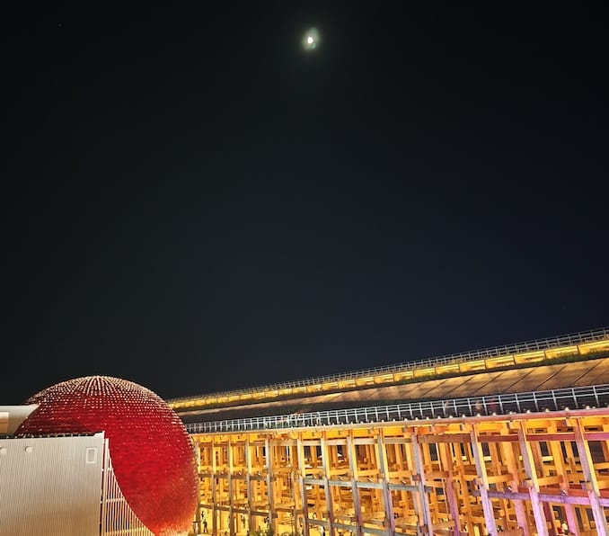 イタリアの屋上の空中庭園からの夜景