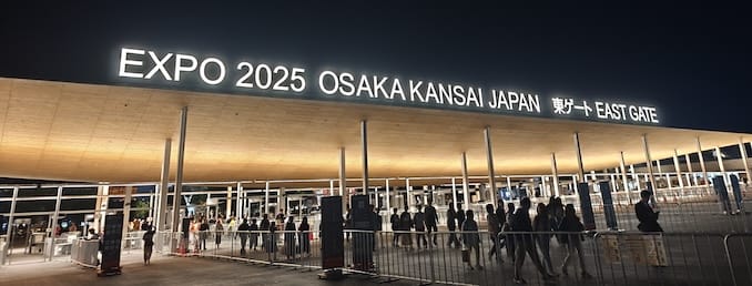 大阪万博の夜の東ゲート
