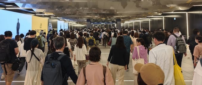 大阪万博の夜の東ゲートの混雑具合2