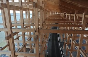 大屋根リングの上からみた大屋根リングの内部2