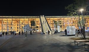 夜の大屋根リングとエスカレーター