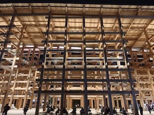 夜の大屋根リングの外側の正面