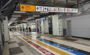 品川駅のホームの2階