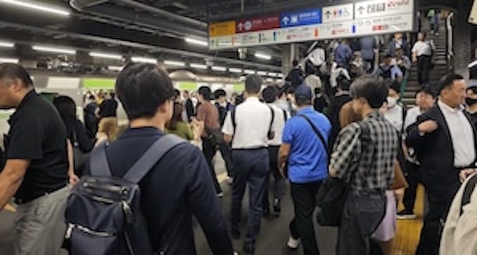 東京のJR品川駅の朝のラッシュアワー