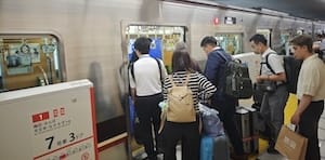 梅田方面の電車に乗る