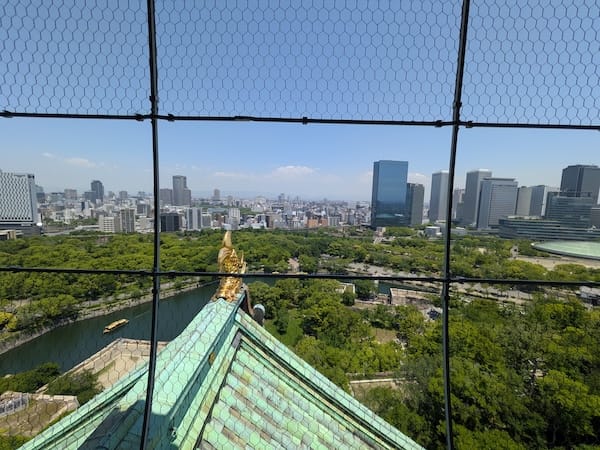 Google Pixel 9aの超広角カメラで撮った大阪城の天守閣の最上階からの写真