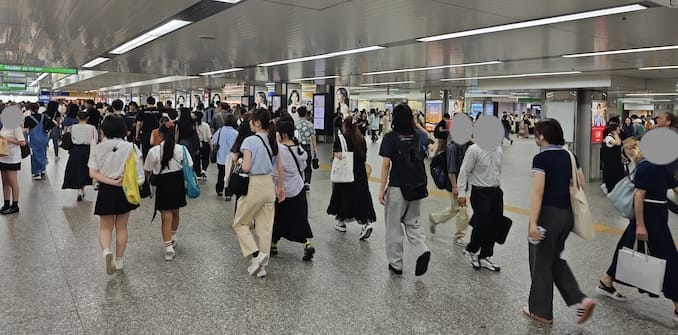 横浜駅の地下1階の改札付近