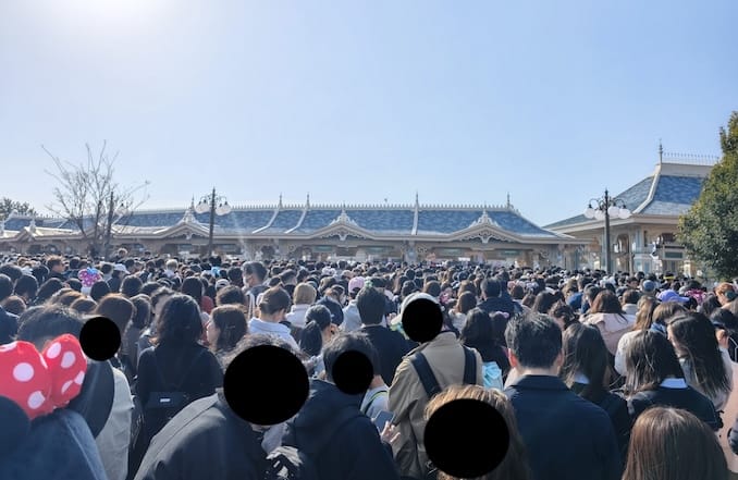 東京ディズニーランドの入場ゲート前の通信速度計測