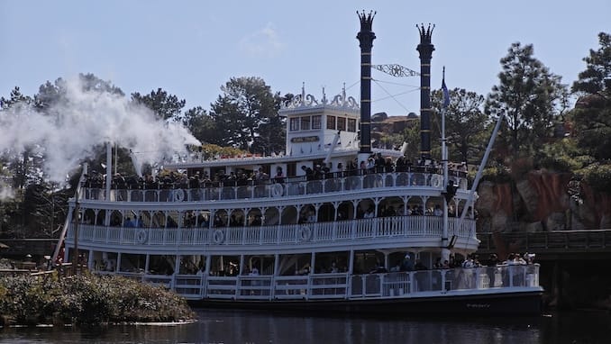 東京ディズニーランドの蒸気船マークトウェイン号の通信速度計測