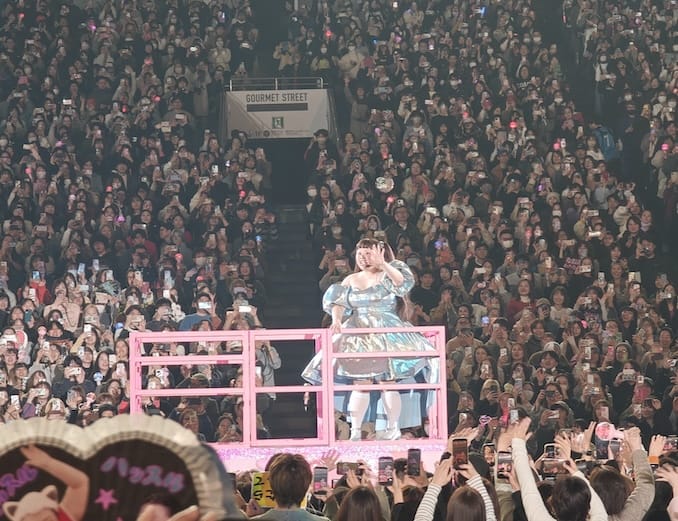 東京ドームで渡辺直美がトロッコに乗る