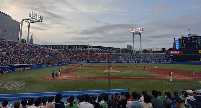 神宮球場の混雑具合
