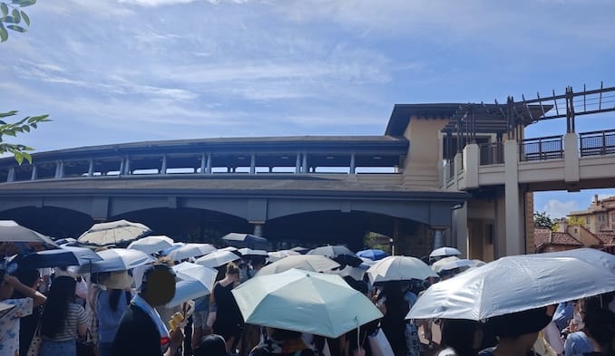 東京ディズニーシーの入場ゲート前の通信速度計測